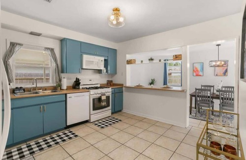 Kenner - Louis Armstrong International Airport Apartment | Free-standing Beauty w Covered Parking and Yard