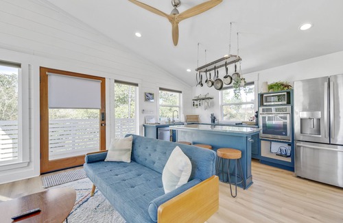 Freetown - Port Rico Cottage | Freetown Flat - Beautiful, Unique, Central!