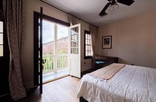French Quarter House | French Quarter Entire Private Courtyard House -AC, wifi + paid parking