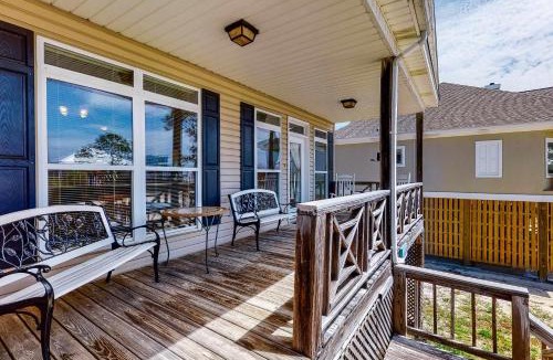 Audubon Place House | Friendly Duplex with Full Kitchen Central AC Washer Dryer & High-Speed WiFi