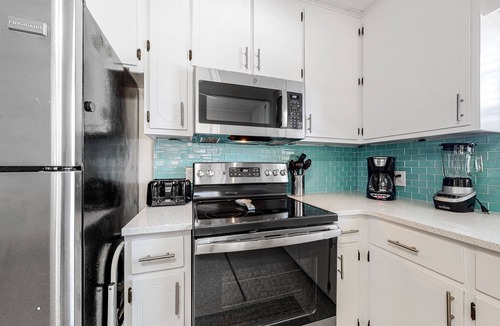 Kiska Beach House | Friendly Home with High-Speed WiFi, Central AC, Firepit, and Outdoor Shower