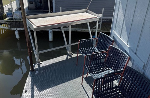 Venice Boat Rental | Front row Venice Marina 3-bedroom hs. boat sleeps 6. Steps away from restaurant.