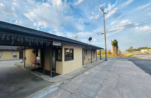 Sulphur Apartment | Full Bed|Smoking|Sulphur LA