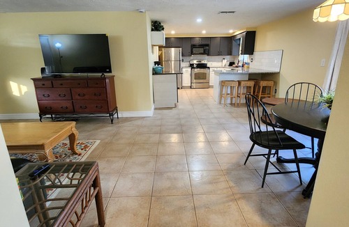 Aloha Gardens House | Fully furnished 2-bed/1Bath house near hospitals and beaches/newly updated