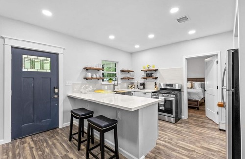 League City House | Fully renovated historic train depot bungalow in old town League City! Bright, stylish 1BR/1BA home.