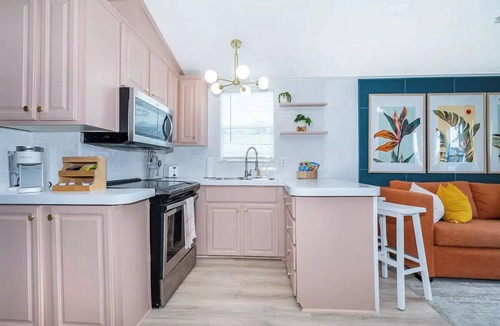 Kissimmee Cottage | Fully-Stocked Cozy Tropical Cottage-4 mi to Disneyn