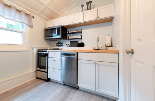 Touro Cottage | Furnished 1BR House – 30+ Day Stays - Medical, University, Energy & Film Pros