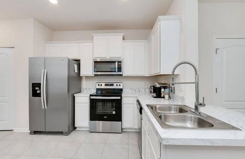 Baymeadows House | Furnished 3BR Townhome in Baymeadows