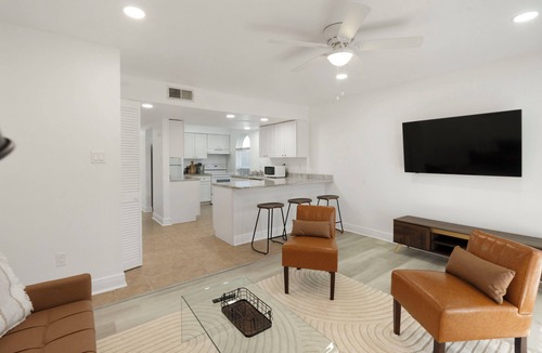 Bonnabel Place House | Furnished Corporate 3-BR Townhome, Fast WiFi, Pet friendly, Bucktown, Metairie