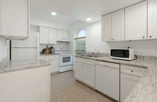 Bonnabel Place House | Furnished Corporate 3-BR Townhome, Fast WiFi, Pet friendly, Bucktown, Metairie