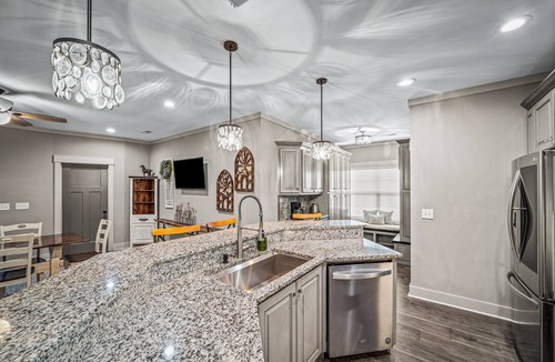 Rainsville House | Gallop and Grace Cottage | Fast Wi-Fi | King Suite | 4 Smart TVs | Soaking Tub