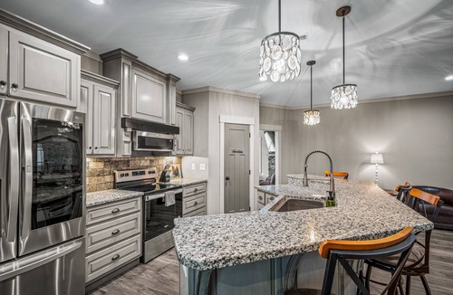 Rainsville House | Gallop and Grace Cottage | Fast Wi-Fi | King Suite | 4 Smart TVs | Soaking Tub