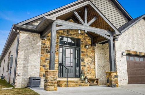 Rainsville House | Gallop and Grace Cottage with 2 King Rooms