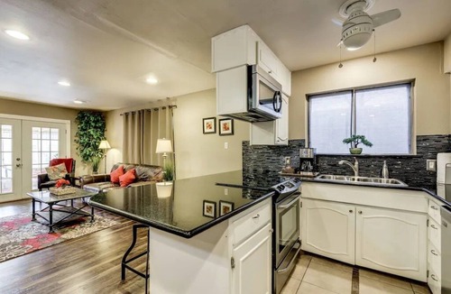 Arlington House | "Game Day Getaway" - Walk to Stadiums! Hot Tub! Shuffleboard!