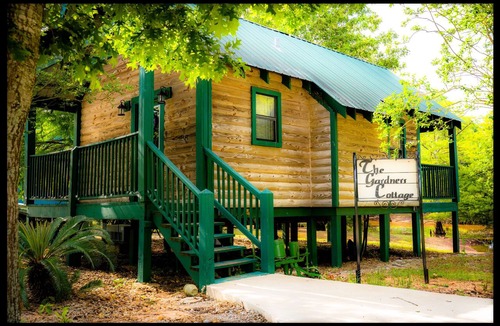 Gardner Cottage | Gardeners Cottage-King-Balcony-Jetted Tub -Cottage