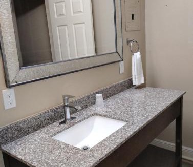 Baton Rouge Apartment | Gated 1 King BR1 Bath Apt with Full Kitchen 124