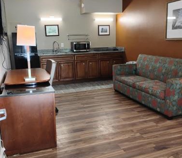 Baton Rouge Apartment | Gated 1 King BR1 Bath Apt with Full Kitchen 124