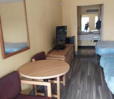 Jackson Apartment | Gated 2 Double Beds Hotel Room 123