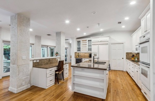 Birch Park Finger Streets House | Gated 5-bedroom resort. Heated pool. Waterviews. Walk to Fort Lauderdale Beach.