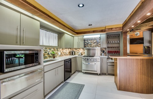 Irving House | Gated Mid-Century Modern Estate Guesthouse
