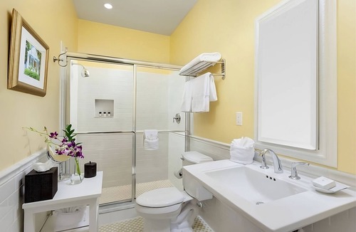 Uptown - Upper Duval House | Get Ready for Your Florida Adventure! 2 Modish Units Onsite Dining, Bike Rental!