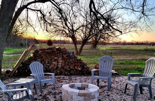 Commerce House | Getaway in a Peaceful Quiet Barndominium