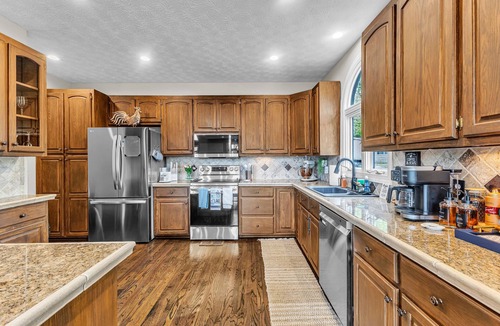 Eclectic House | Gigi’s Lakehouse - 5BR, 3.5BA - King & Twin Beds - Perfect for Families & Groups