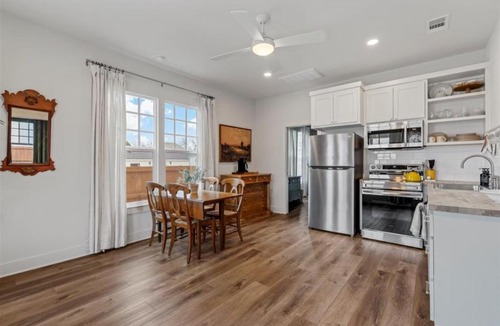 Brazos House | Gloria Cottage - 2 blocks to Magnolia and 3 mins to Baylor