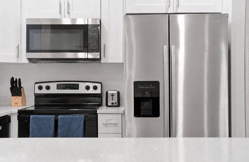 Westgate House | Golden Retreat/Near Beach Airport Downtown
