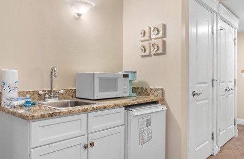 Baytowne Wharf Condo | Golf Cart ~ 2nd Floor Studio ~ Kitchenette ~ Bayside Gated Resort