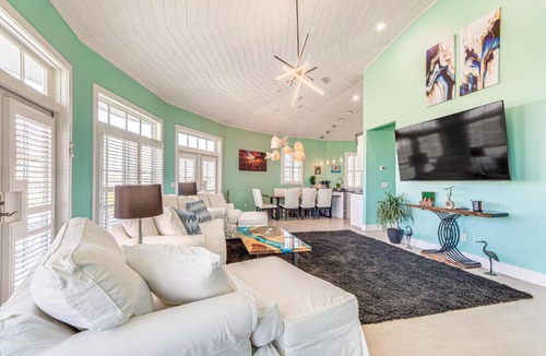 Villa Primera House | Golf Cart and Elevator Retreat 1 Block to Beach