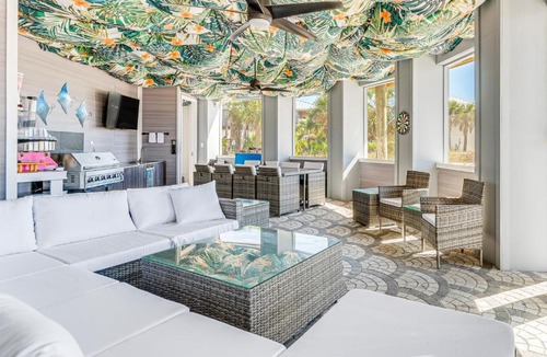 Villa Primera House | Golf Cart + Elevator: Retreat 1 Block to Beach