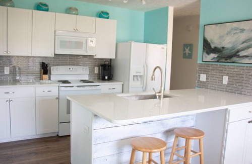 Kiska Beach House | 🪸 GOLF CART INCLUDED! Beach Cottage on the WEST END! Red Reef 🪸