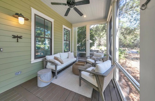 Forest District House | 🏖 GOLF CART ☀ PRIVATE BEACH 9 POOLS Luxurious WaterColor Cottage!