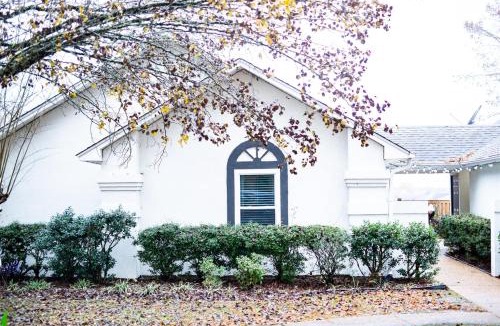 Mayhew House | Golf Course Views, Sunsets & Chill Vibes