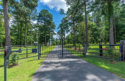 Mount Enterprise House | Golfers Paradise! 7- Minutes to Wild Spring Dunes Golf Resort! Sleeps 8!