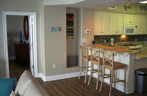 Thomas Drive Condo | Gorgeous 2 Bedr Unit; Great Balc views; Beach Srvc Incl; Monthly Winter Rates.