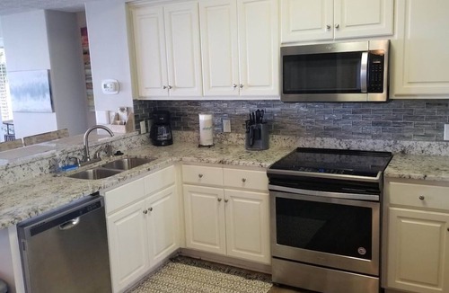 Thomas Drive Condo | Gorgeous 2 Bedr Unit; Great Balc views; Beach Srvc Incl; Monthly Winter Rates.