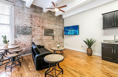 Central Business District Condo | Gorgeous condo in Merchant Lofts by Hosteeva