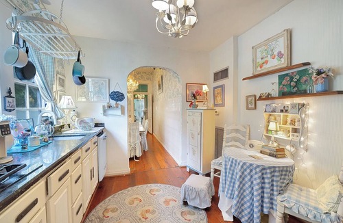 Metairie House | Gorgeous French, Artsy 6BR/3BA Versailles, Streetcar, French Quarter, Dollhouse!