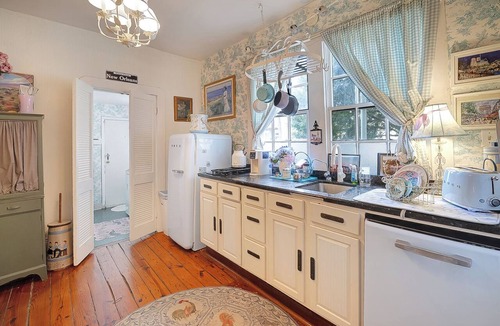 Metairie House | Gorgeous French, Artsy 6BR/3BA Versailles, Streetcar, French Quarter, Dollhouse!