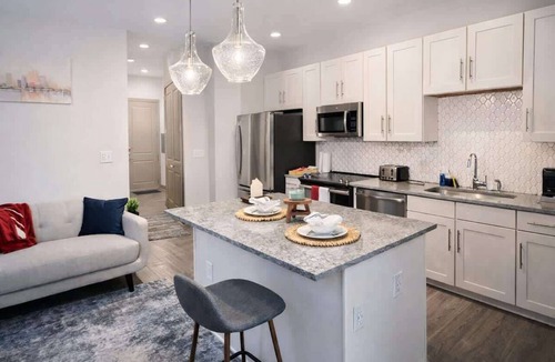 Las Colinas Apartment | Gorgeous Lake View Suite | Gym, Pool & Workspace