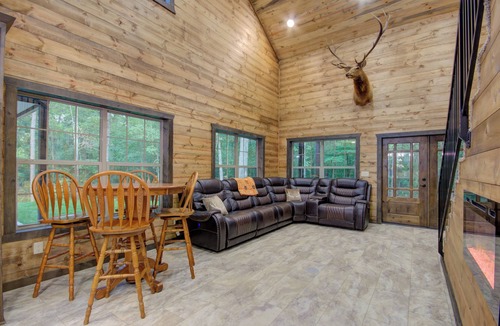 Redlick Cabin | Gorgeous lodge tucked away in Texarkana - 3 bedrooms available