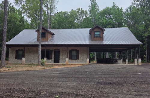 Redlick House | Gorgeous rustic modern home tucked away in Texarkana - 4 bedrooms available