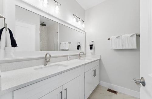 Laguna Beach Estates House | Grand Retreat I! 4BR 5BA Sleeps 15! Private Pool! Luxury and comfort await!