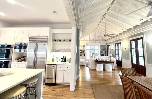 Seaside House | Grand Seaside Ave Home w/Expansive Porches + 2 Adult Bikes!