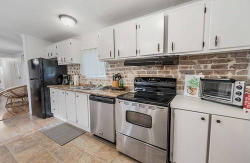 Saint Elmo House | Grandbay Oasis