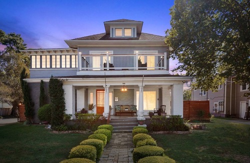 Navarre House | Grande Craftsman style w heated pool opt, 2 master suites near city park 2700sf