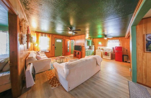Paris House | Granny’s House-A Groovy Getaway with Poker Shed! Walk to Walker Disc Golf Park!