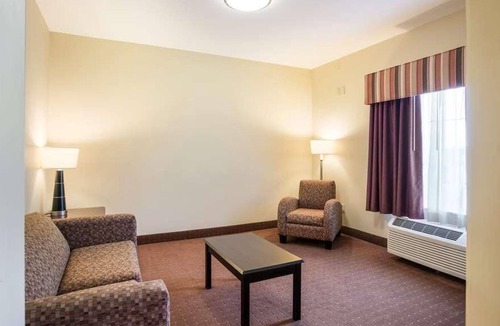 Saint Landry House | Great Escape in Knights Inn Bunkie! Pool, Free Parking On-Site, Free Breakfast